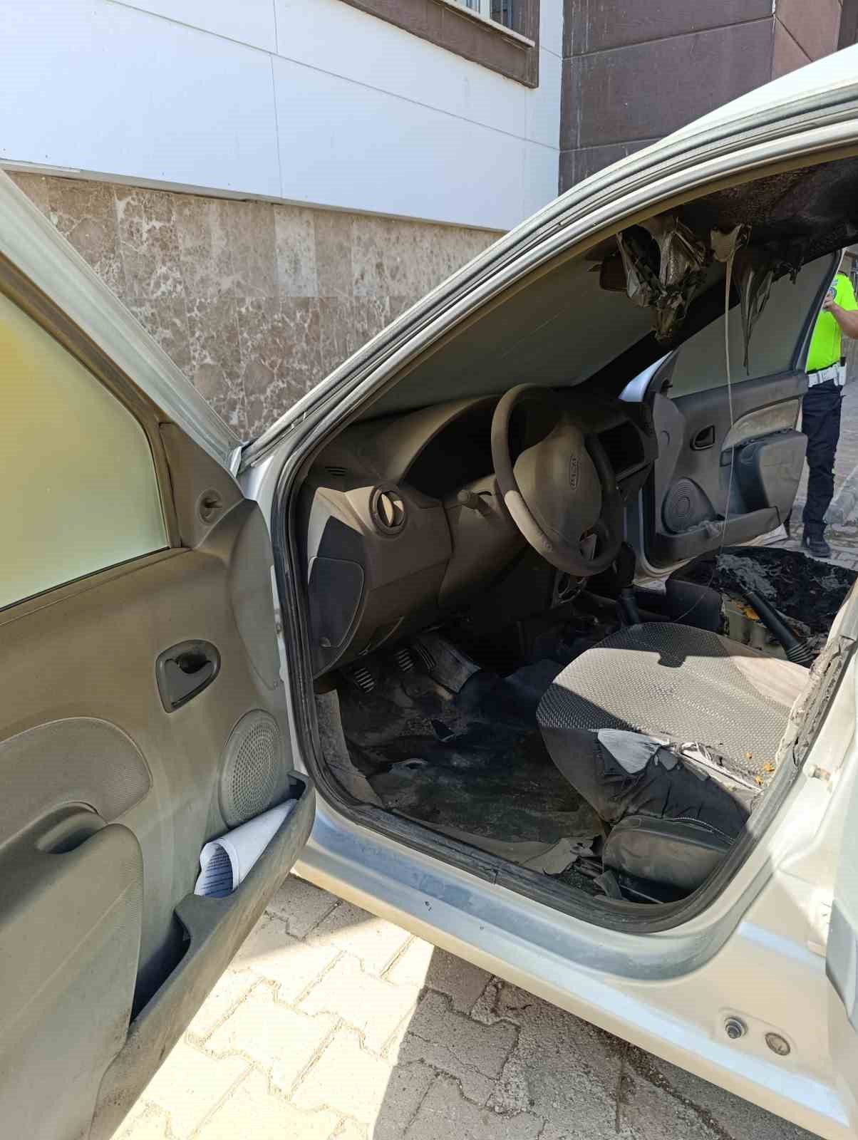 Araçta unutulan cep telefonu patladı, otomobil alev aldı