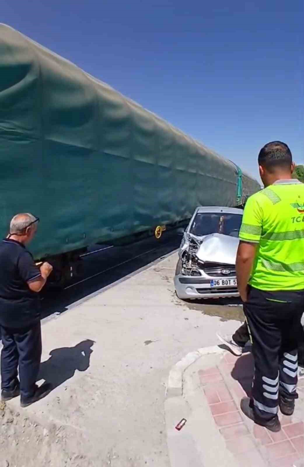 Van’da tren hemzemin geçitte otomobile çarptı: 1 hafif yaralı