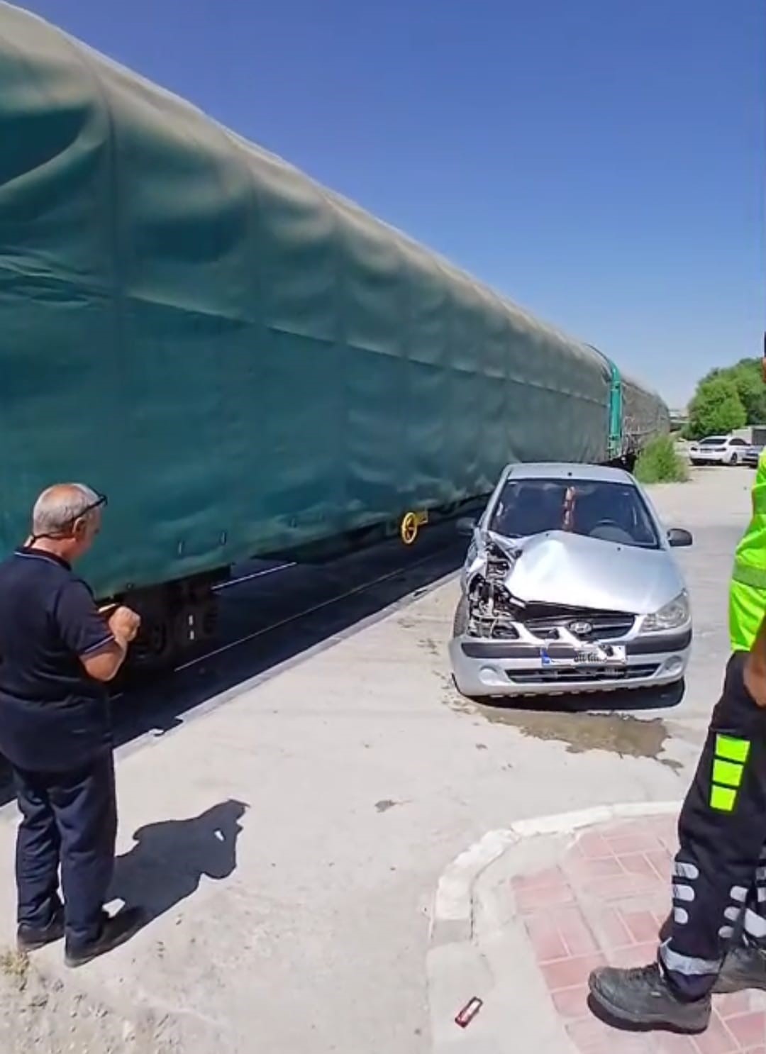 Van’da tren hemzemin geçitte otomobile çarptı: 1 hafif yaralı