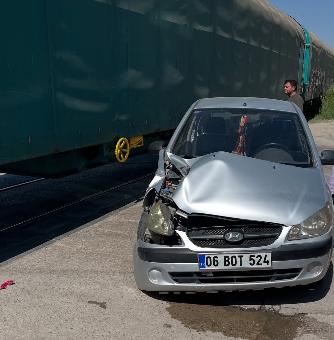 Van’da tren hemzemin geçitte otomobile çarptı: 1 hafif yaralı