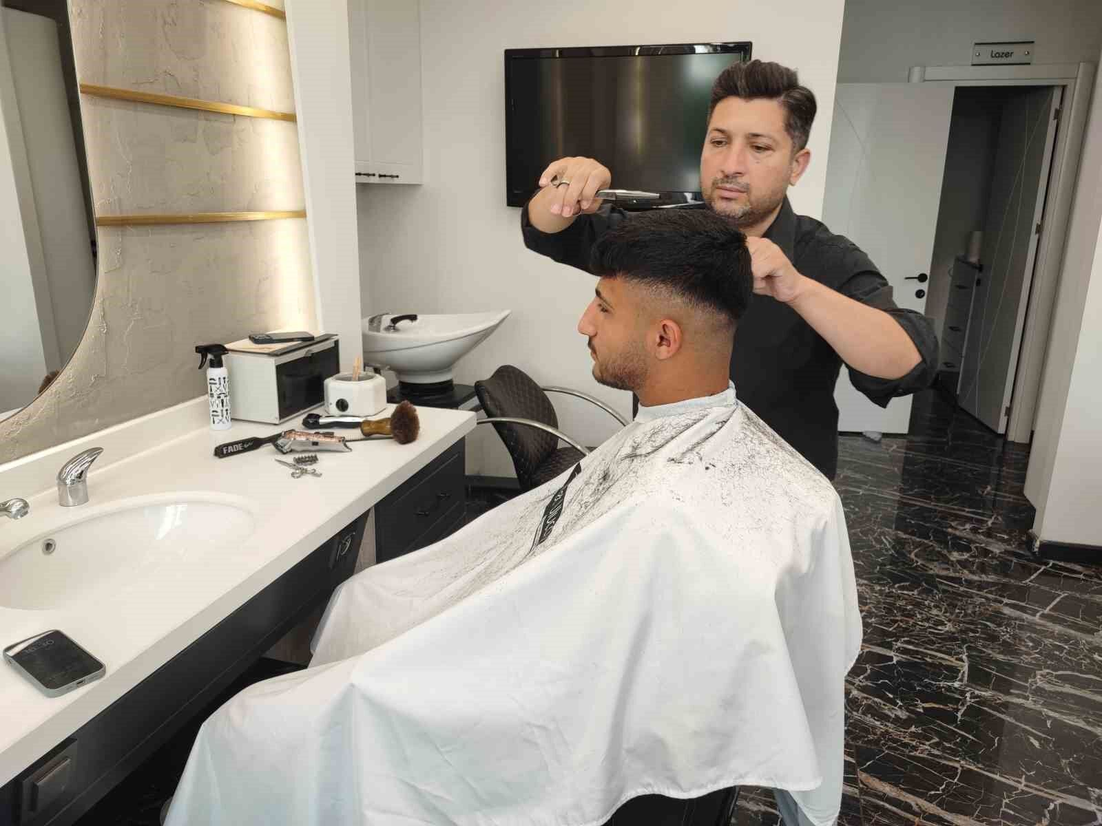 Adana’da berberin WhatsApp hesabı kopyalandı: Müşterilerden para istendi