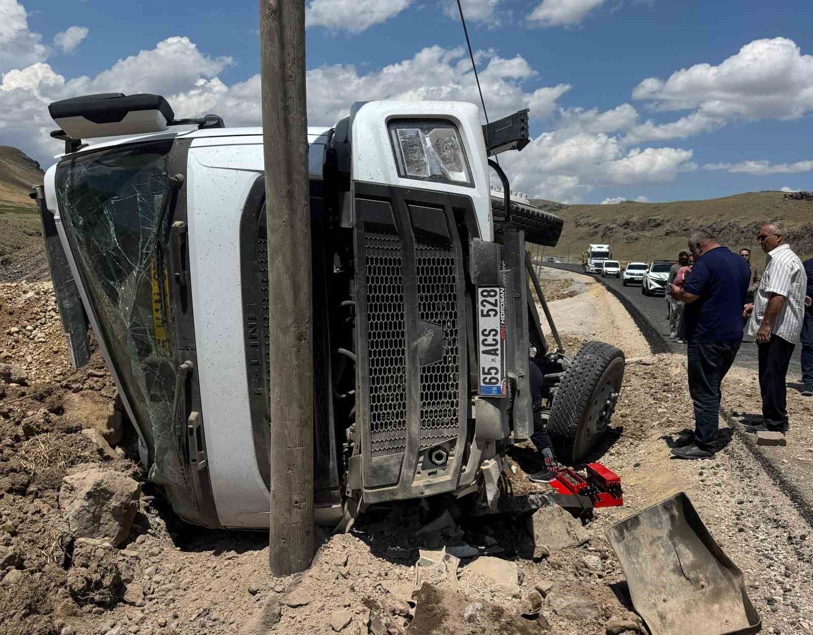 Kum yüklü tır devrildi: Sürücü yara almadan kurtuldu