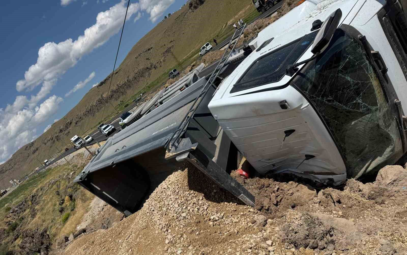 Kum yüklü tır devrildi: Sürücü yara almadan kurtuldu