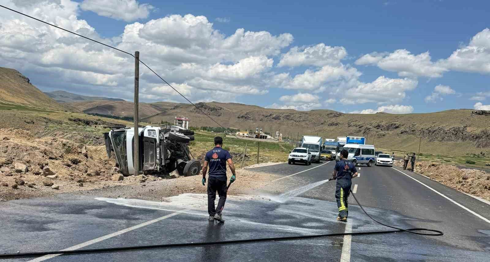 Kum yüklü tır devrildi: Sürücü yara almadan kurtuldu