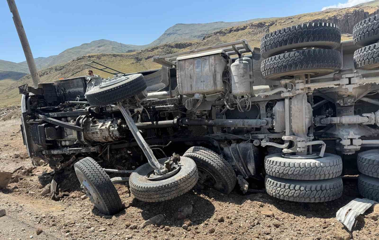 Kum yüklü tır devrildi: Sürücü yara almadan kurtuldu