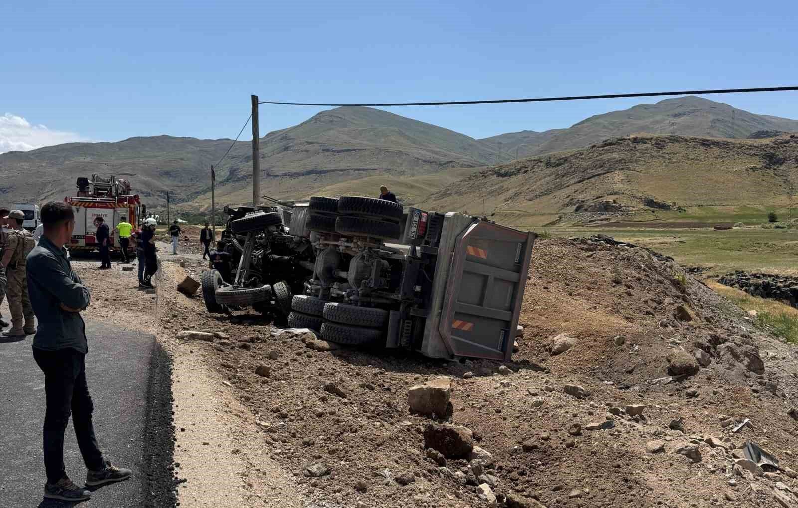 Kum yüklü tır devrildi: Sürücü yara almadan kurtuldu