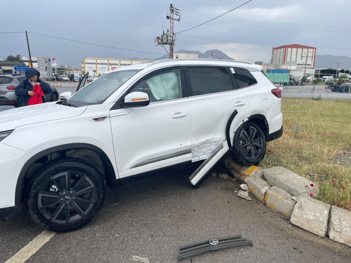 Kaza yapan Çinli kafileyi evinde ağırlayıp, sazla sözle eğlendirdi