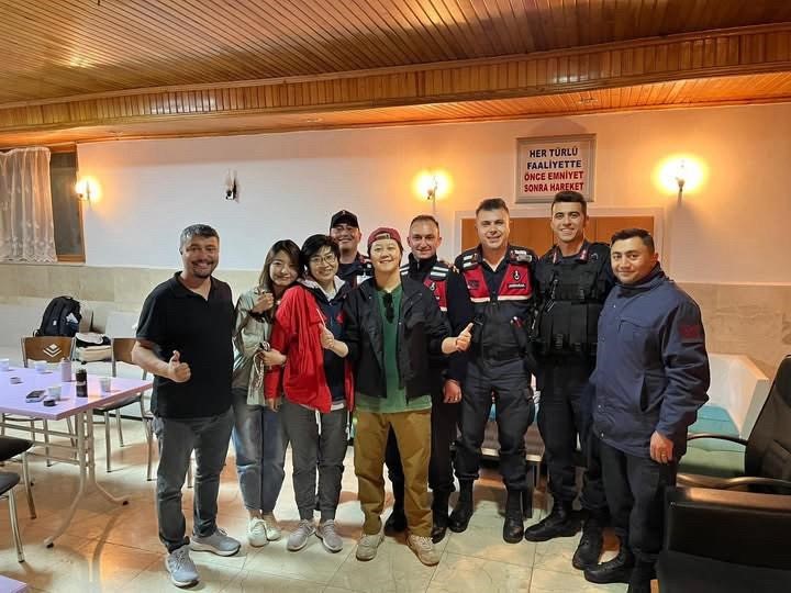 Kaza yapan Çinli kafileyi evinde ağırlayıp, sazla sözle eğlendirdi