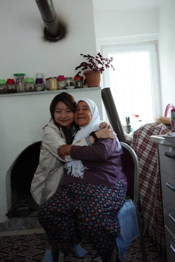 Kaza yapan Çinli kafileyi evinde ağırlayıp, sazla sözle eğlendirdi