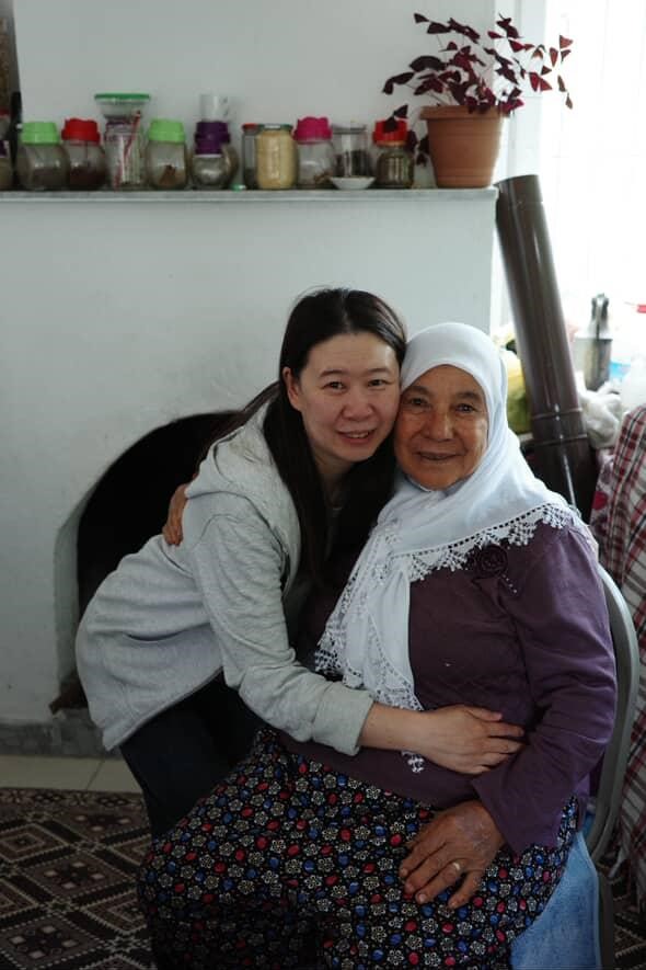 Kaza yapan Çinli kafileyi evinde ağırlayıp, sazla sözle eğlendirdi