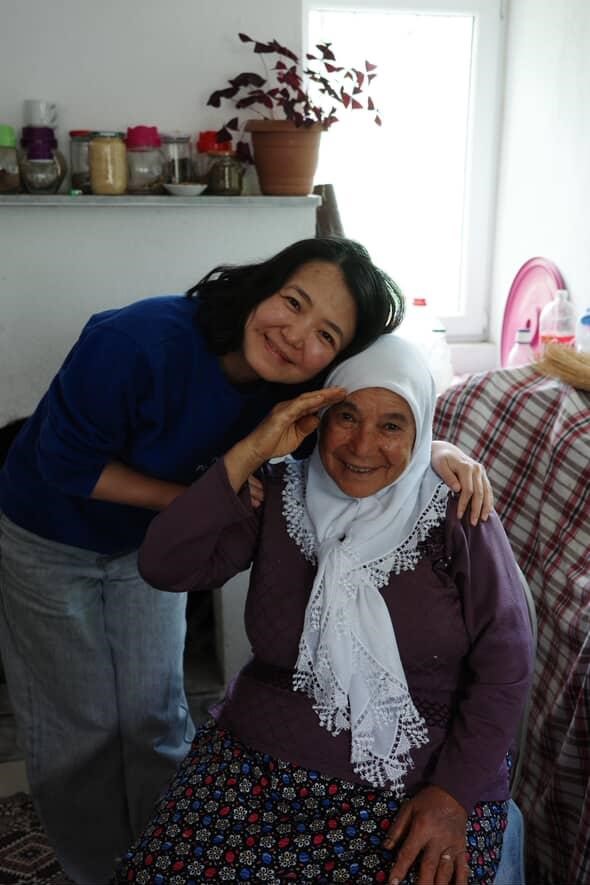 Kaza yapan Çinli kafileyi evinde ağırlayıp, sazla sözle eğlendirdi