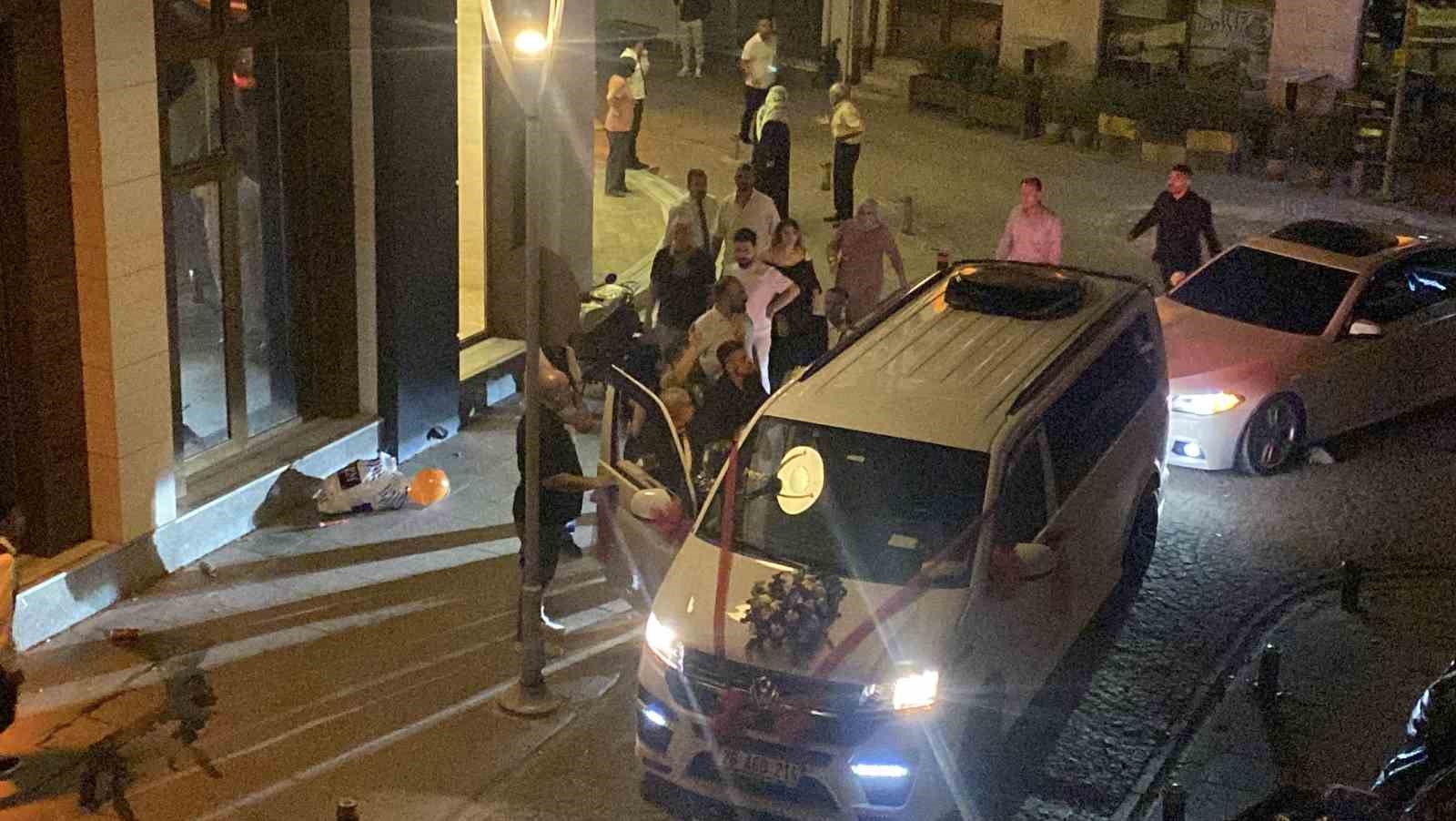 Düğün konvoyundaki kalabalık grup arasında gerginlik yaşandı
