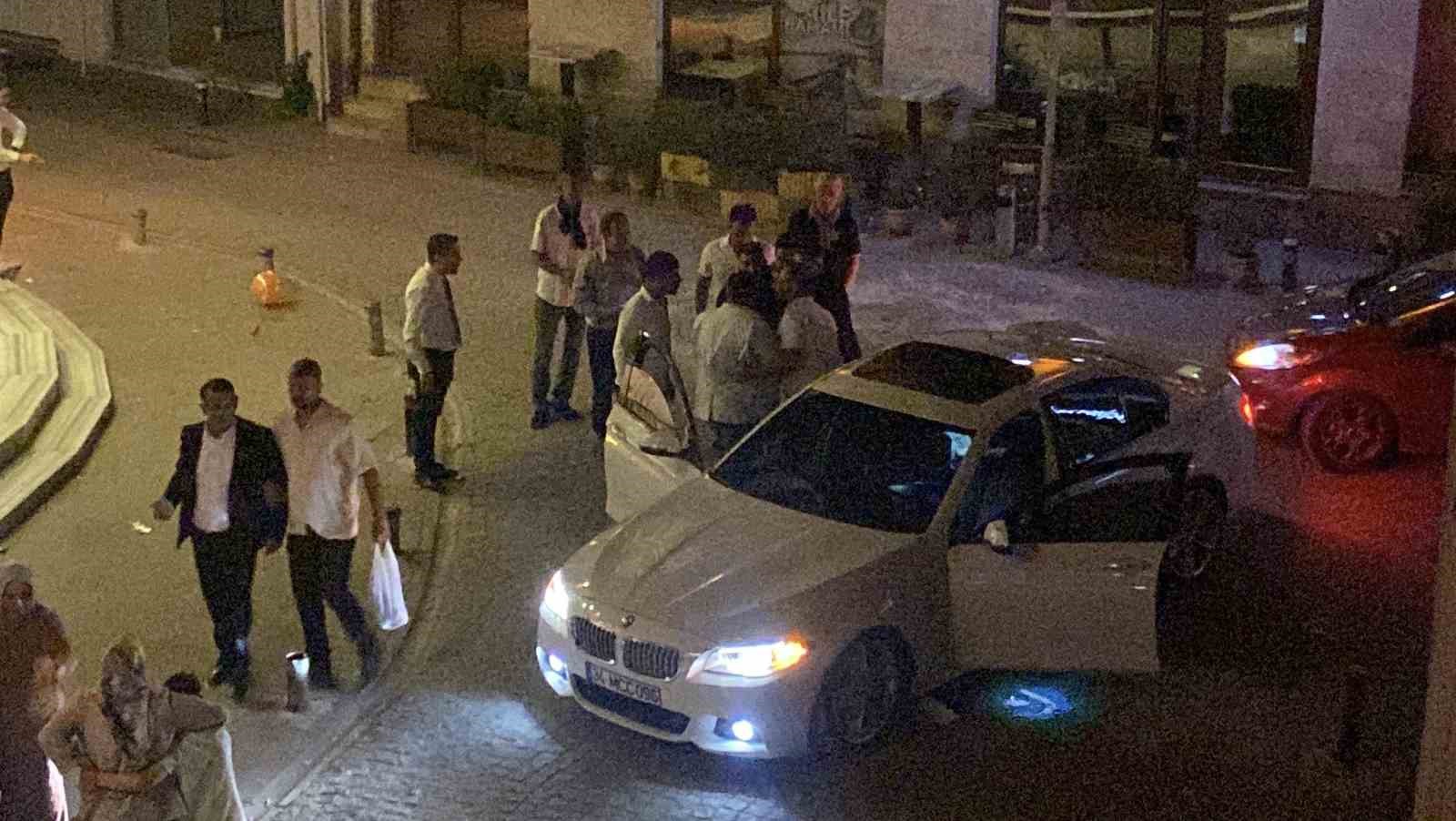 Düğün konvoyundaki kalabalık grup arasında gerginlik yaşandı