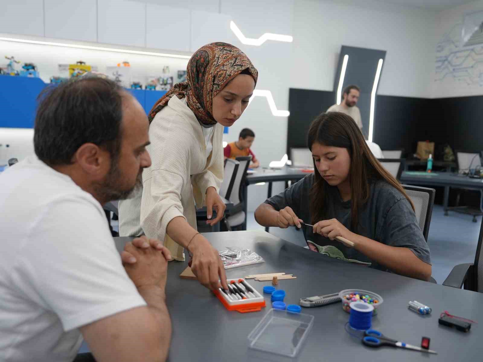 Bilim merkezinde babalar çocukları deney yaptı