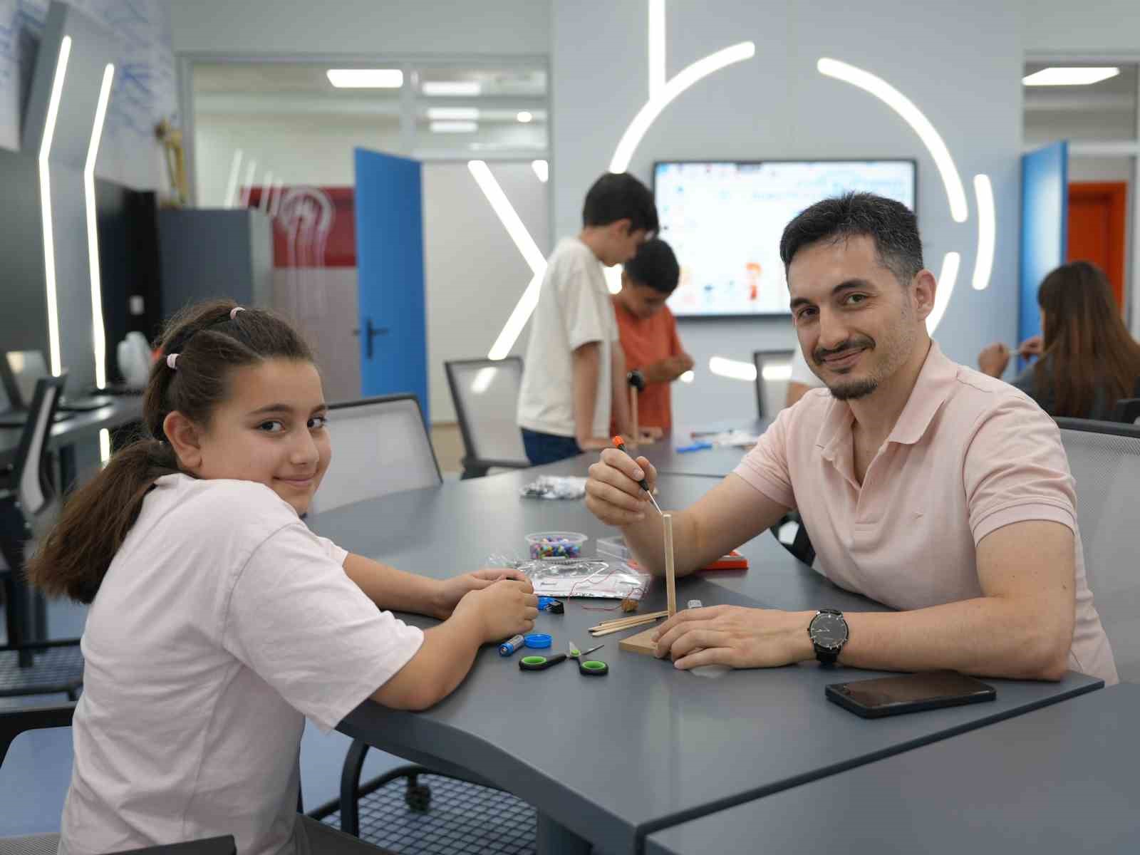 Bilim merkezinde babalar çocukları deney yaptı