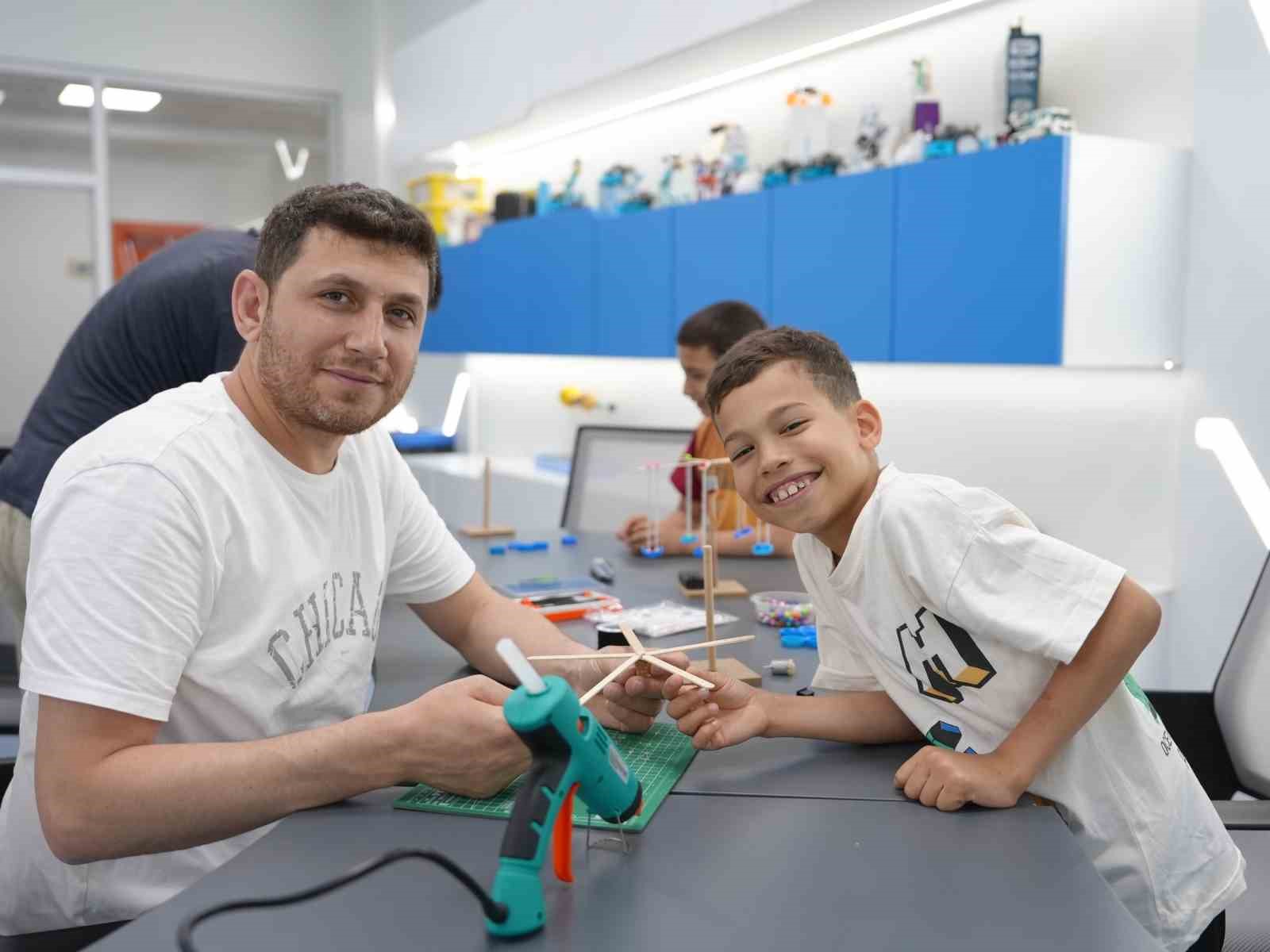 Bilim merkezinde babalar çocukları deney yaptı