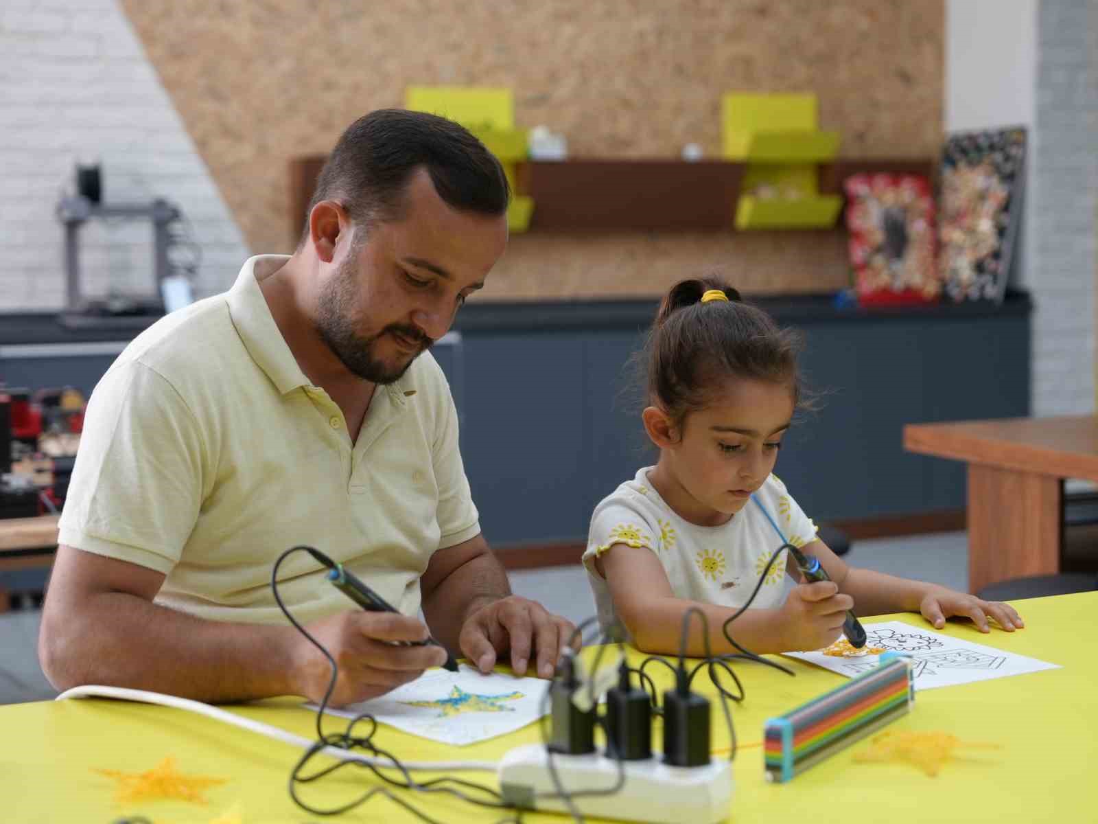 Bilim merkezinde babalar çocukları deney yaptı
