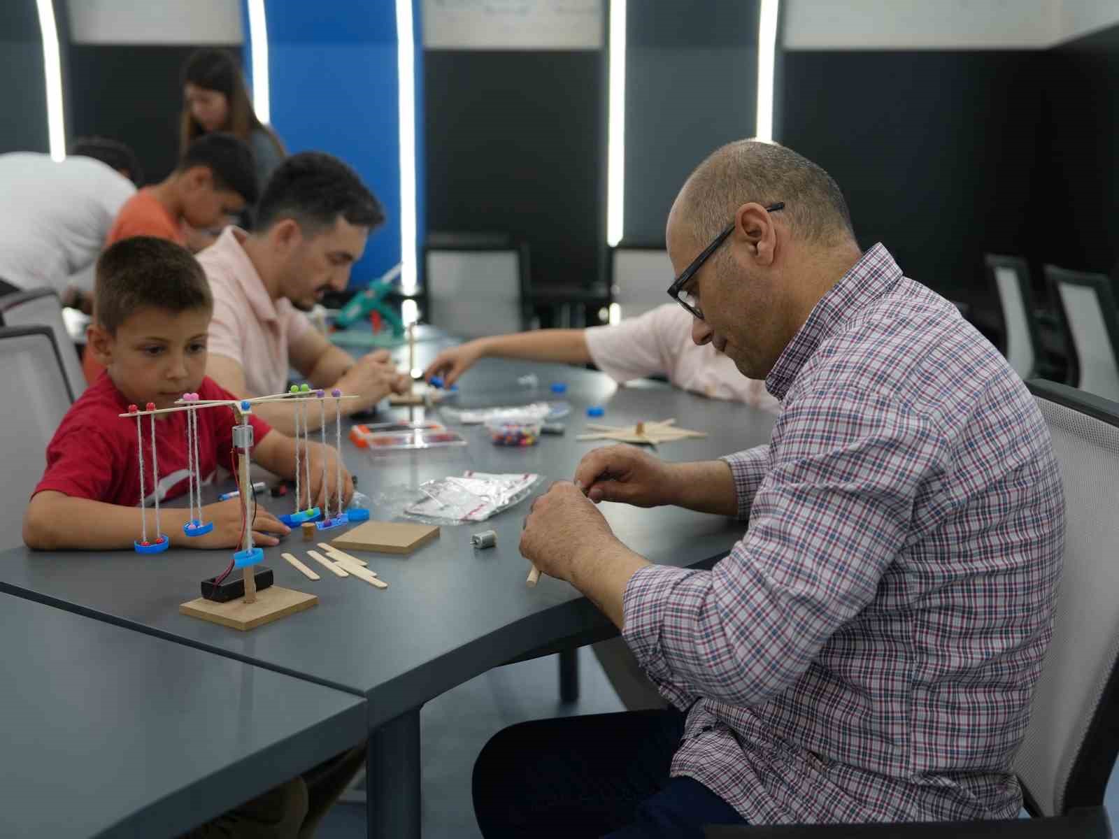 Bilim merkezinde babalar çocukları deney yaptı