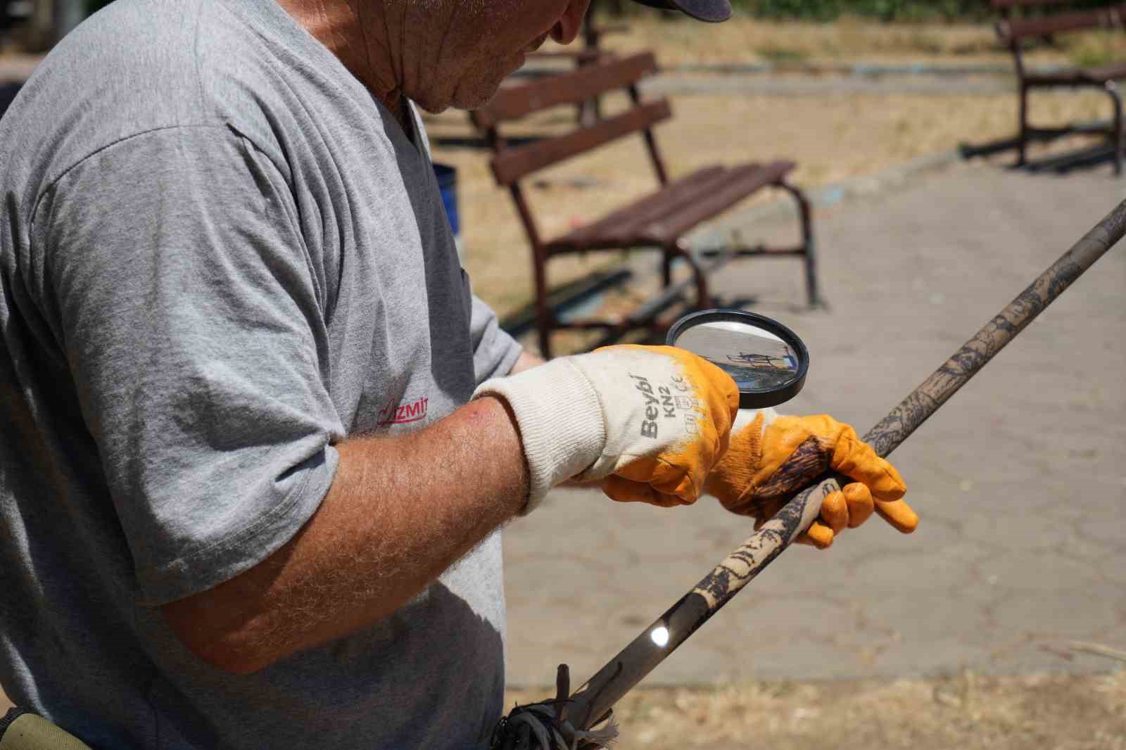 Temizlik işçisinin sıra dışı yeteneği: Güneşi kalem gibi kullanıyor