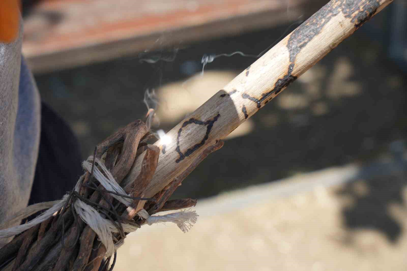 Temizlik işçisinin sıra dışı yeteneği: Güneşi kalem gibi kullanıyor