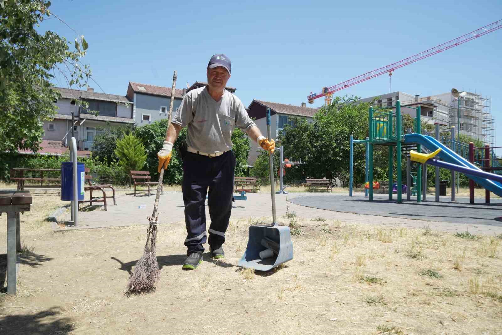 Temizlik işçisinin sıra dışı yeteneği: Güneşi kalem gibi kullanıyor