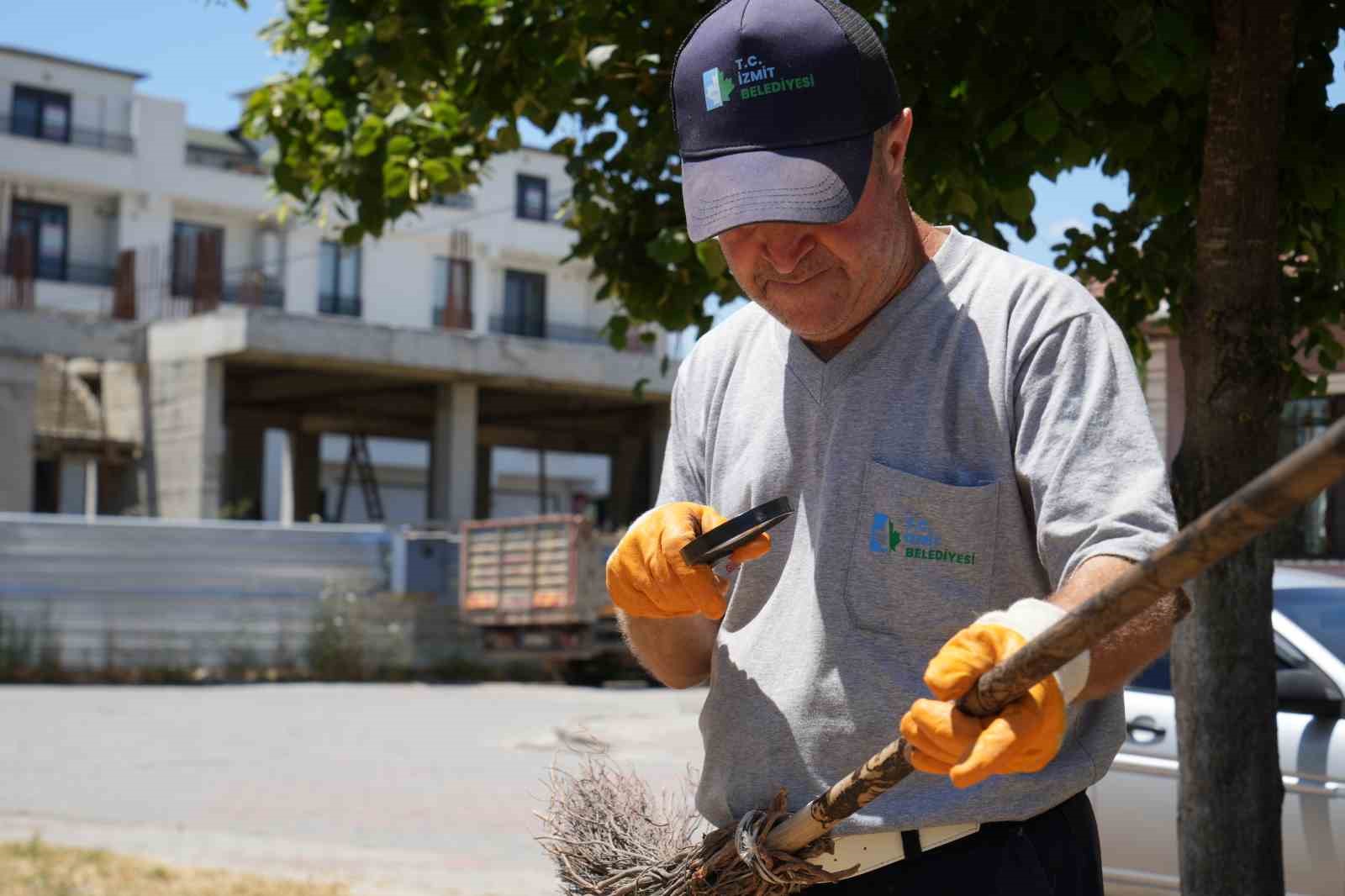 Temizlik işçisinin sıra dışı yeteneği: Güneşi kalem gibi kullanıyor