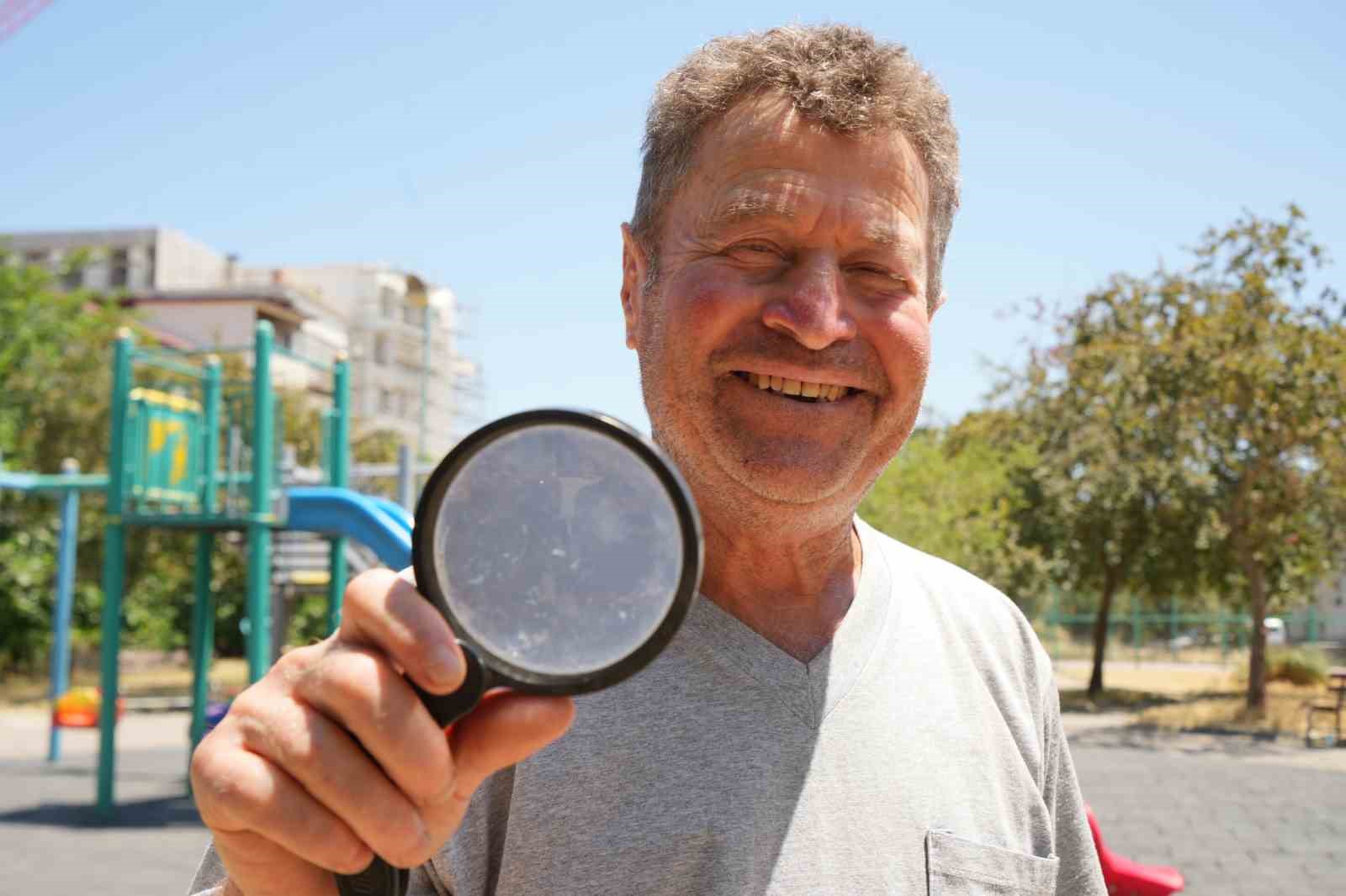 Temizlik işçisinin sıra dışı yeteneği: Güneşi kalem gibi kullanıyor