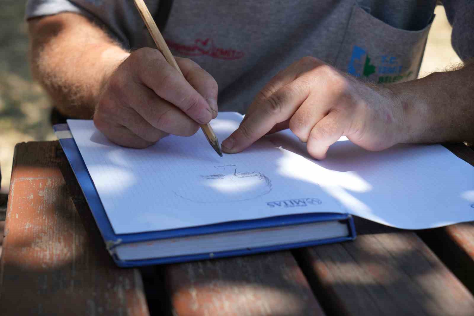 Temizlik işçisinin sıra dışı yeteneği: Güneşi kalem gibi kullanıyor