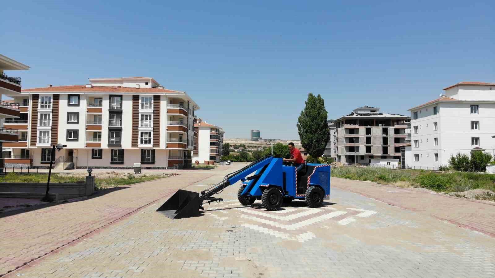 Kendi imkanlarıyla iş makinesi yapan genç, köy tarımına katkı sunmak istiyor