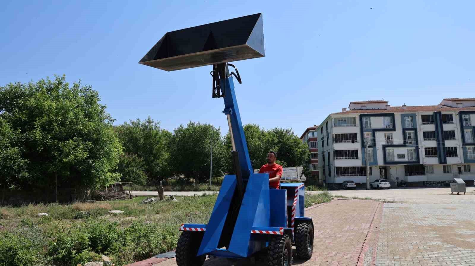 Kendi imkanlarıyla iş makinesi yapan genç, köy tarımına katkı sunmak istiyor