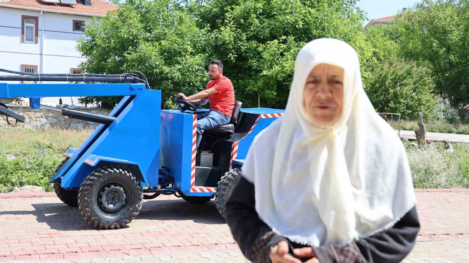 Kendi imkanlarıyla iş makinesi yapan genç, köy tarımına katkı sunmak istiyor