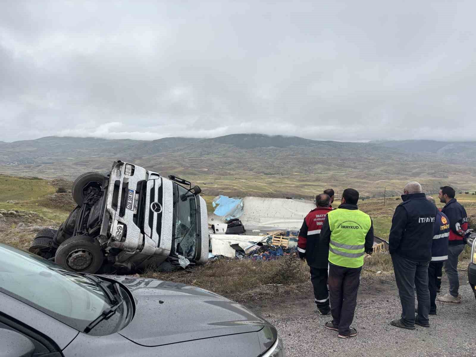 Yoldan çıkan meyve yüklü tır devrildi, sürücüsü yaralandı