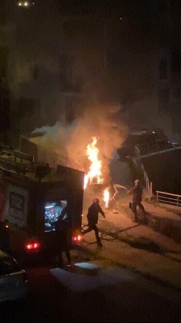 Park halindeki minibüs alev aldı