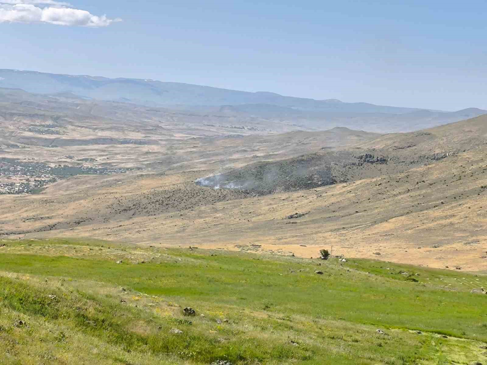 Muradiye’de boş arazide yangın çıktı