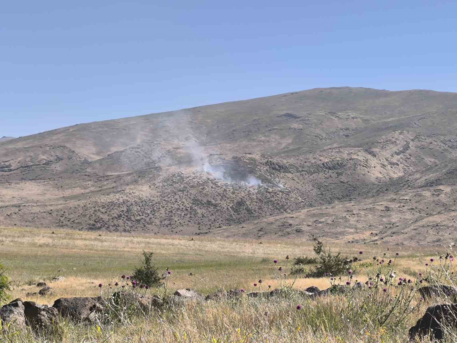 Muradiye’de boş arazide yangın çıktı