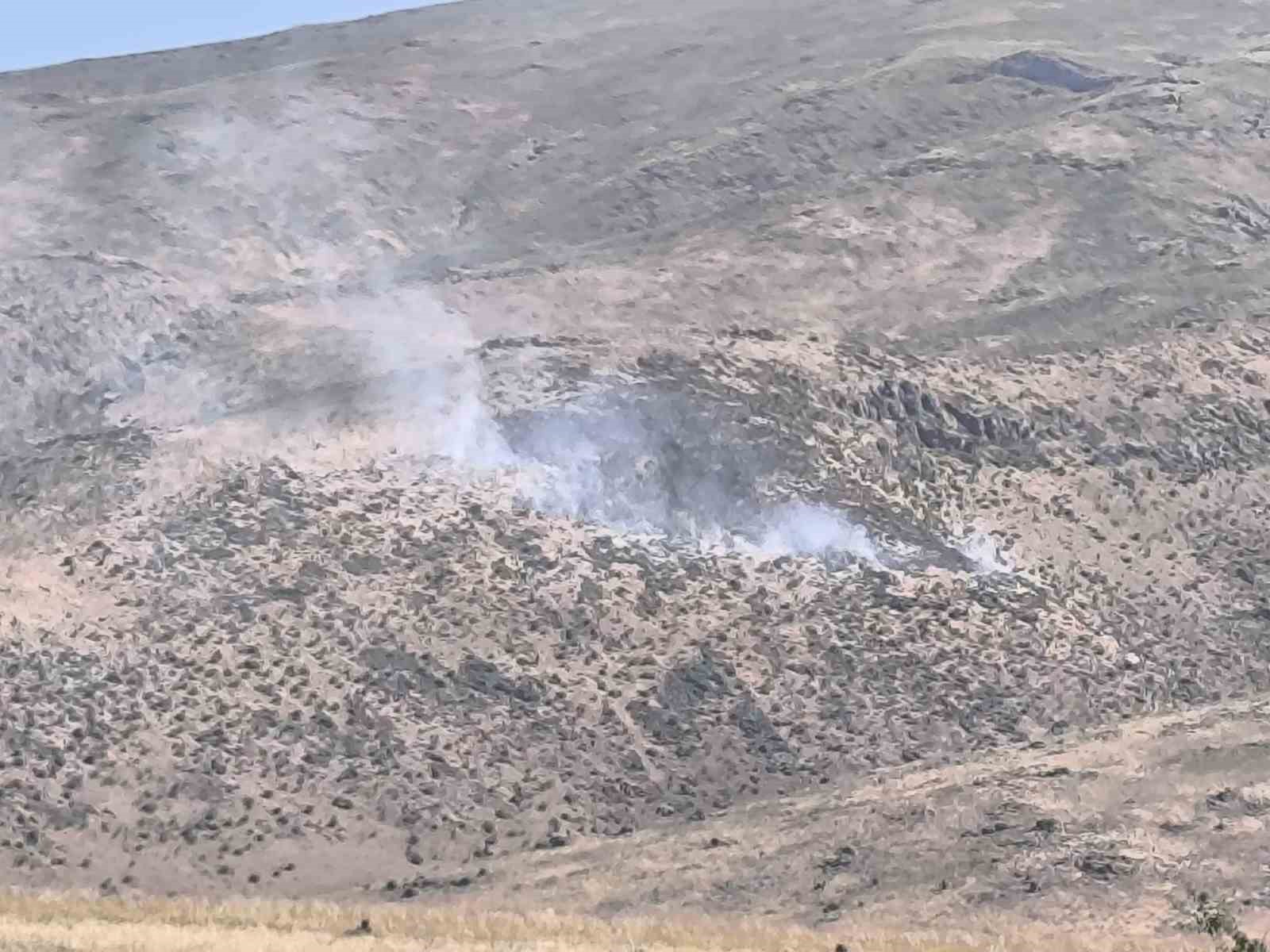 Muradiye’de boş arazide yangın çıktı