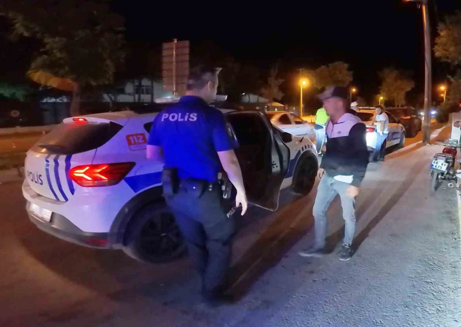 Yasal sınırın 16 kat üstünde alkollü çıkan sürücü ne polisi dinledi ne de sağlıkçıları