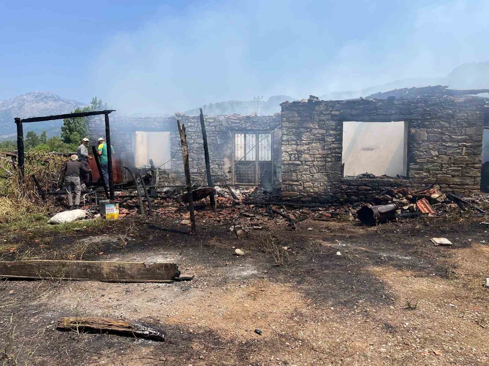 Yangında 80 bin lirasını kaybeden yaşlı adamın parası yenisiyle değiştirildi