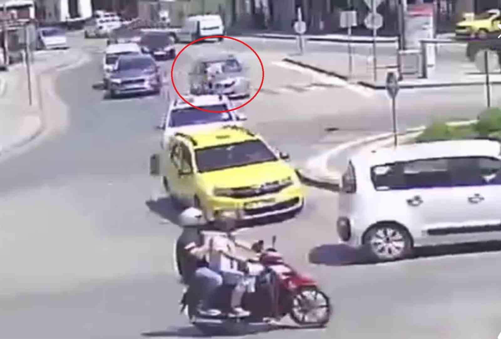 Görenleri hayrete düşüren kaza kamerada... Otomobilin çarpmasıyla savruldu hiçbir şey olmamış gibi yoluna devam etti