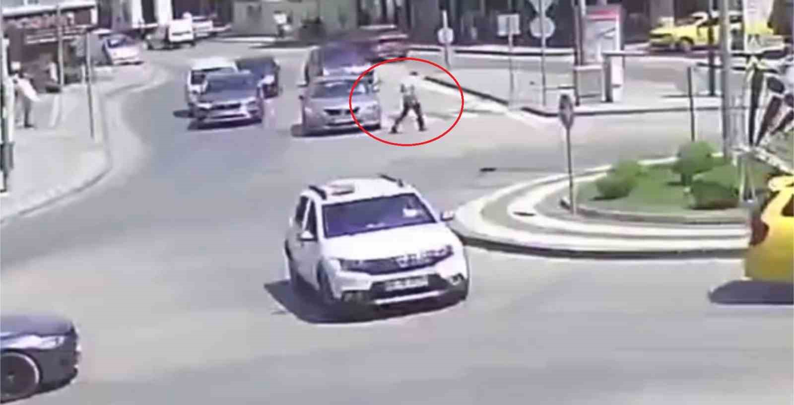 Görenleri hayrete düşüren kaza kamerada... Otomobilin çarpmasıyla savruldu hiçbir şey olmamış gibi yoluna devam etti