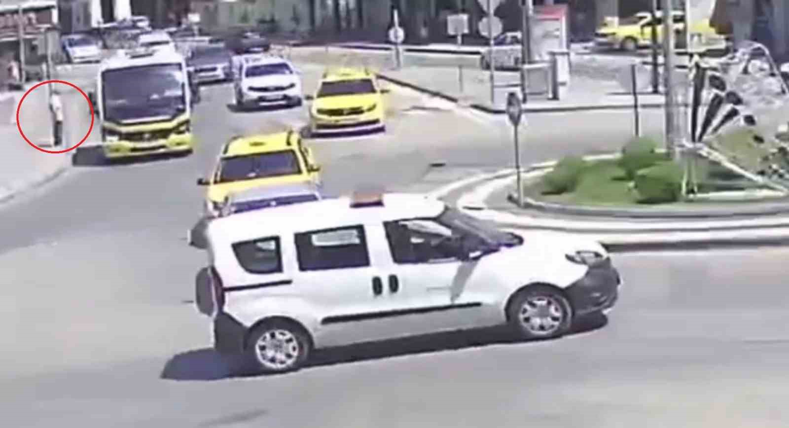 Görenleri hayrete düşüren kaza kamerada... Otomobilin çarpmasıyla savruldu hiçbir şey olmamış gibi yoluna devam etti