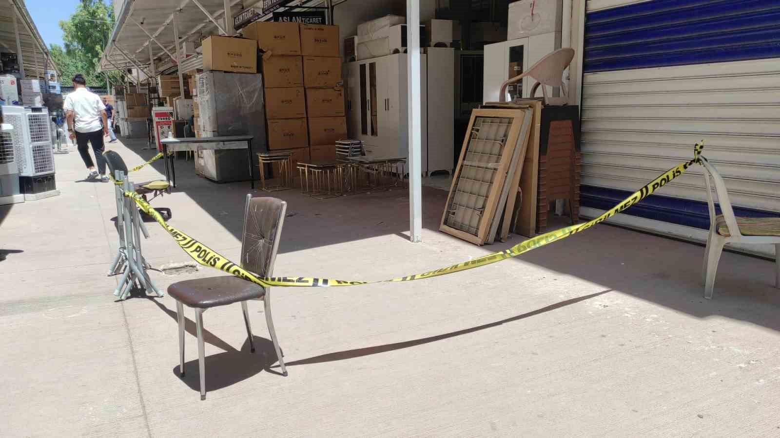 Çarşının ortasındaki silahlı kavgada 4 kişi yaralandı