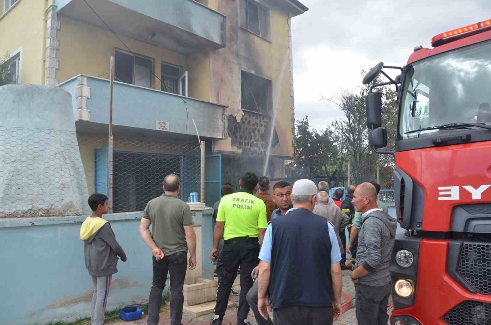 Televizyonun patlaması 3 katlı evi küle çevirdi