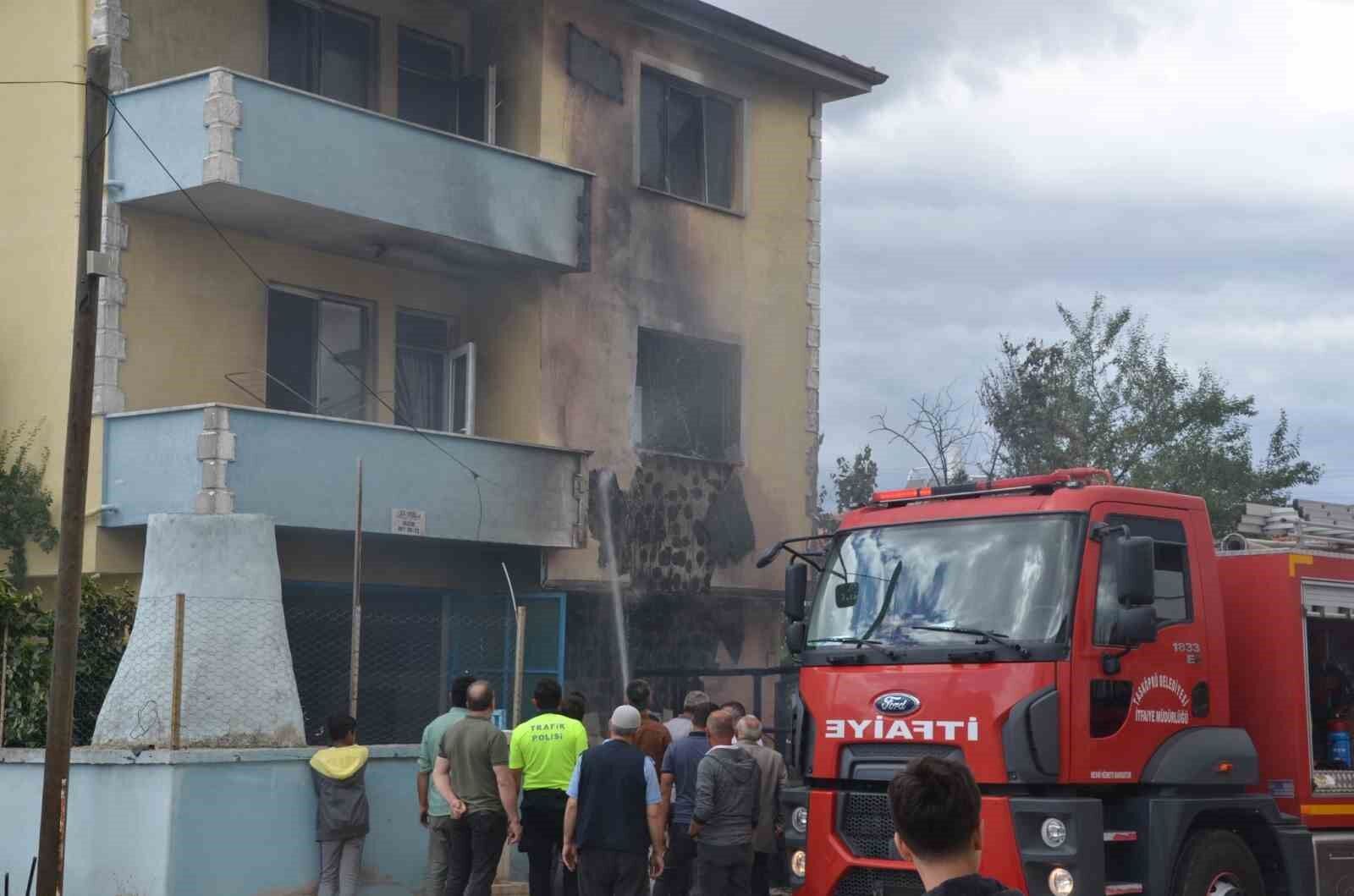Televizyonun patlaması 3 katlı evi küle çevirdi