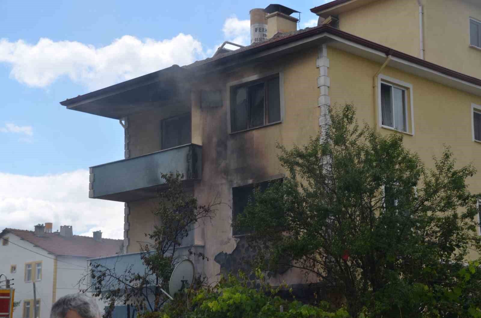 Televizyonun patlaması 3 katlı evi küle çevirdi