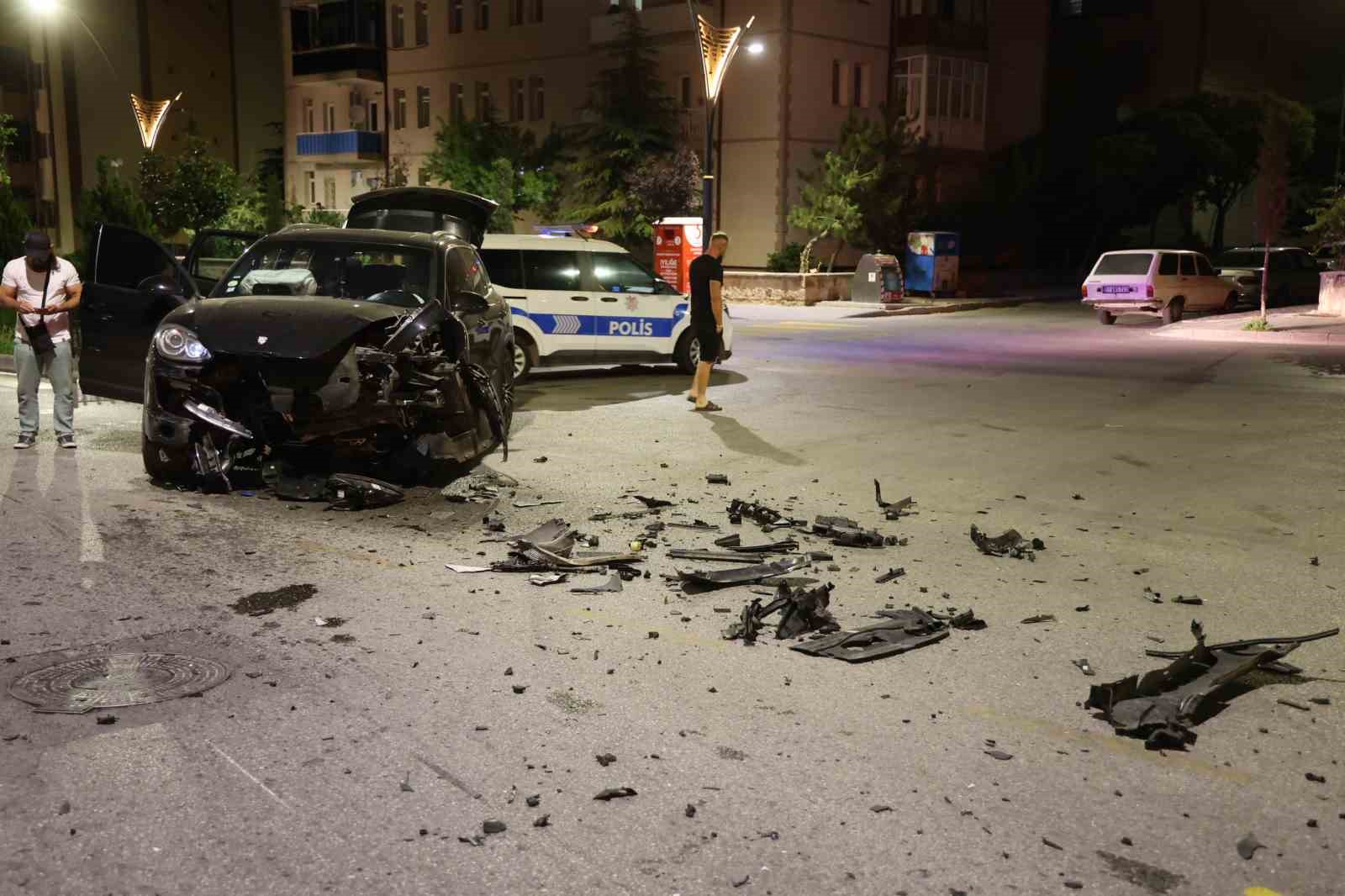 Çarpışan iki Porsche otomobilden birisi takla attı: 2 yaralı