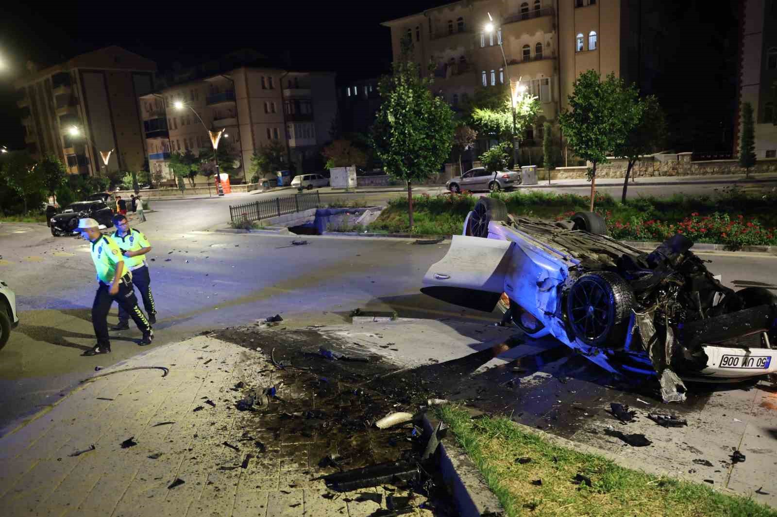 Çarpışan iki Porsche otomobilden birisi takla attı: 2 yaralı