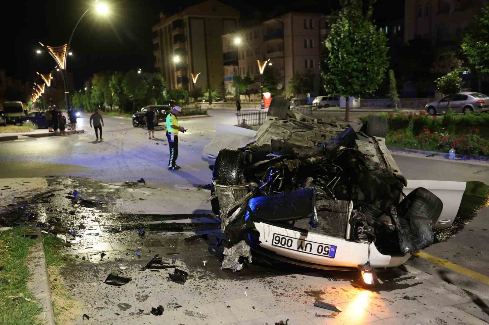 Çarpışan iki Porsche otomobilden birisi takla attı: 2 yaralı