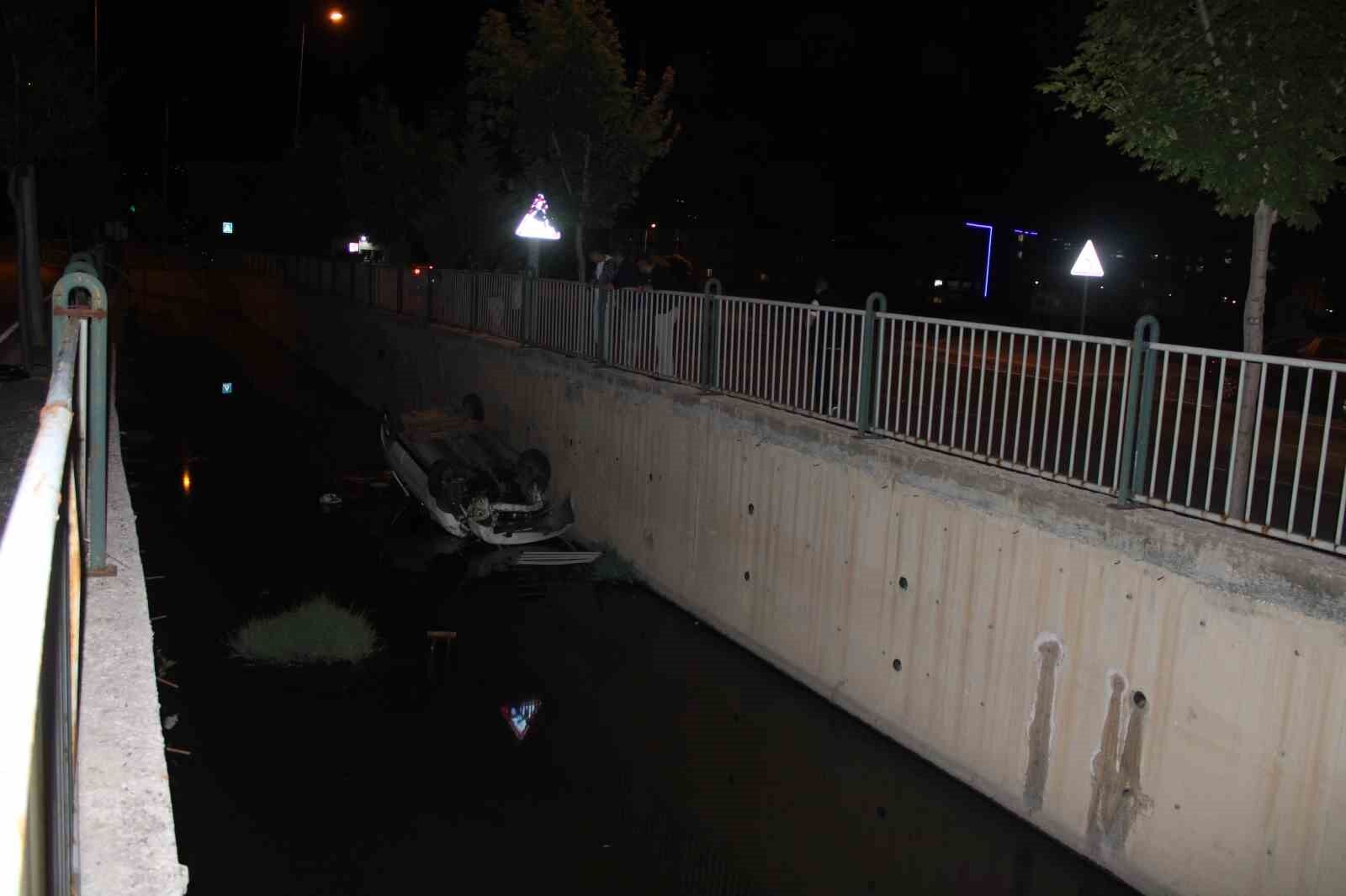 Kontrolden çıkan otomobil kanala düştü: 1 yaralı