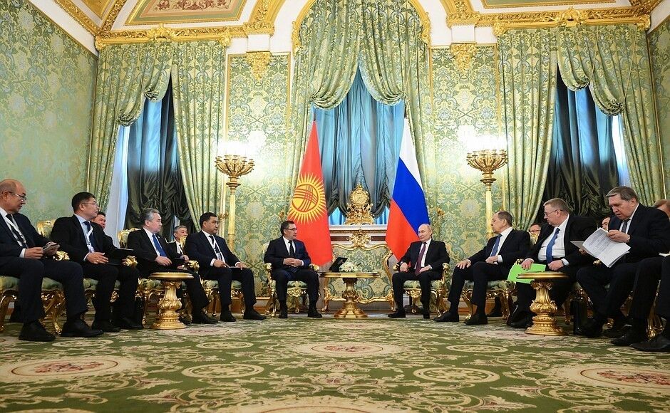 Putin, Kırgızistan Cumhurbaşkanı Caparov ile görüştü